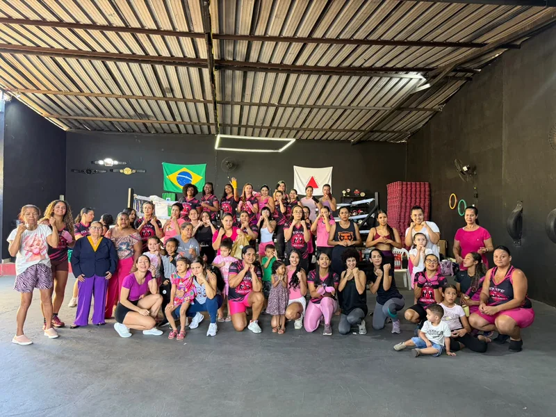 Mulheres e famílias reunidas na academia