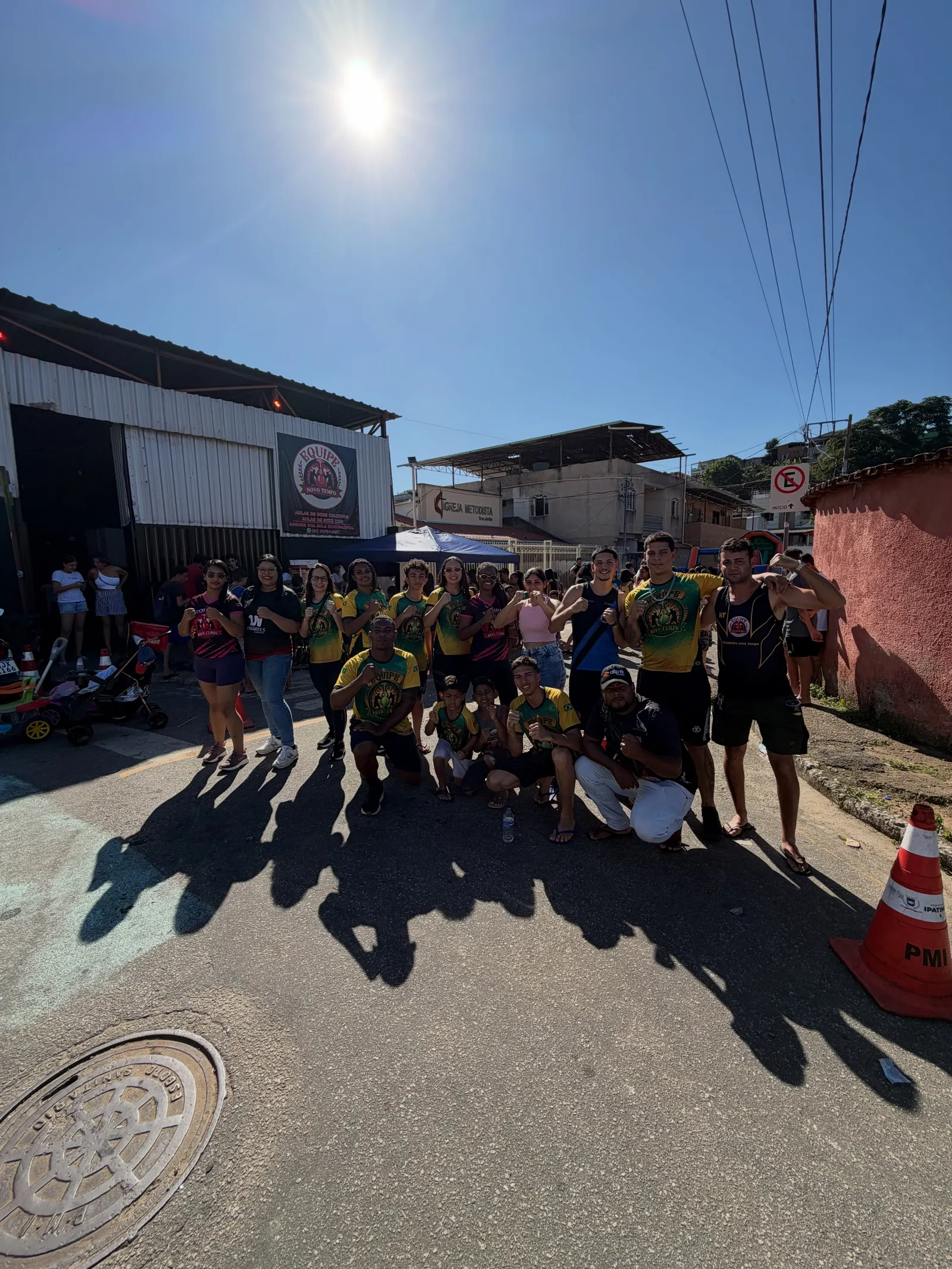 Rua cheia de crianças e famílias na 3ª Festa das Crianças do Projeto Novo Tempo