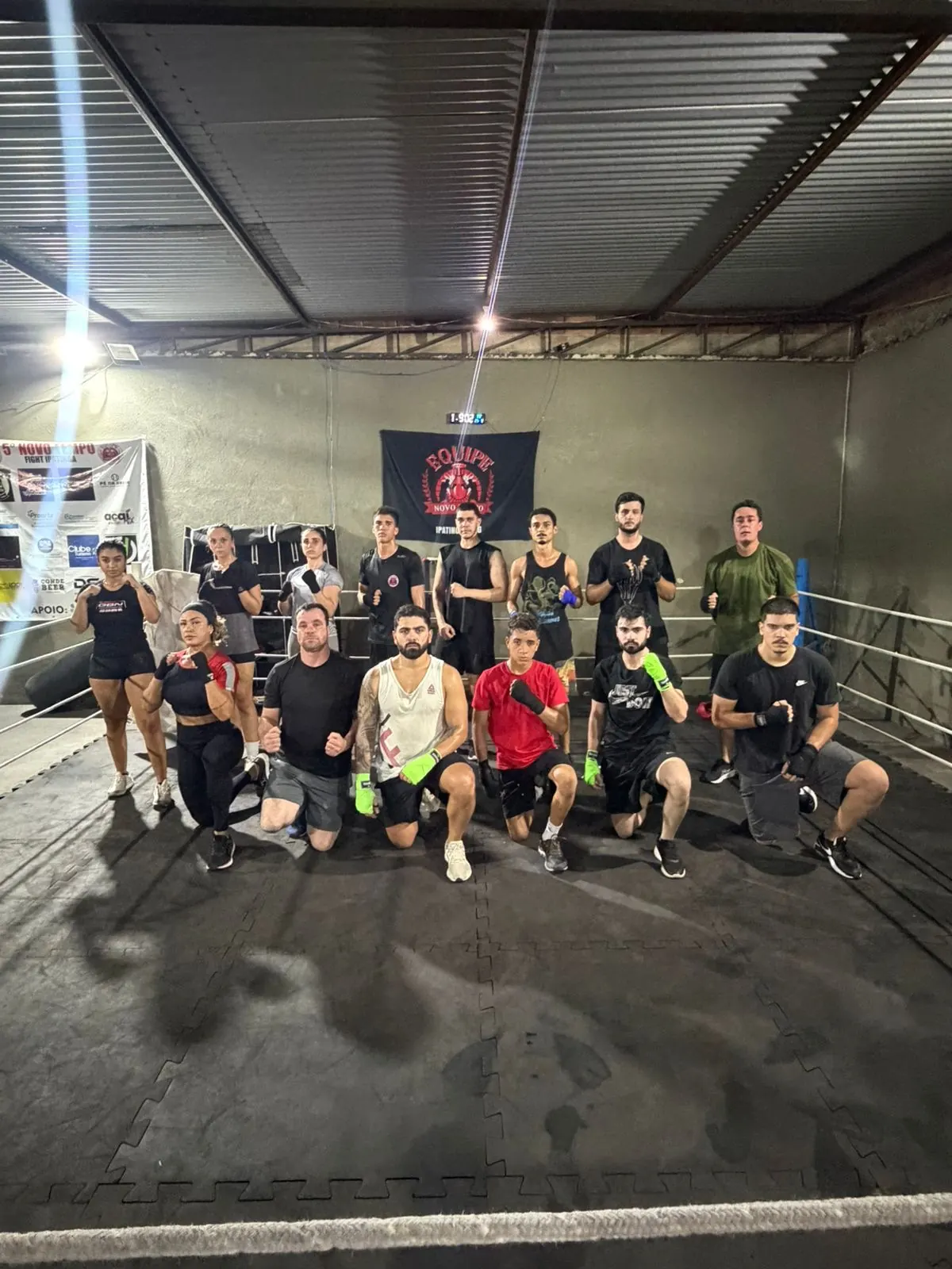 Turma da Academia Novo Tempo reunida no ringue, de luvas e bandagens