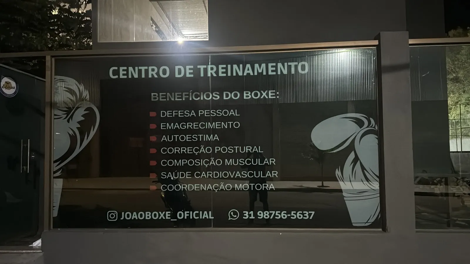 Vitrine da academia à noite: Centro de Treinamento, benefícios do boxe, Instagram e WhatsApp